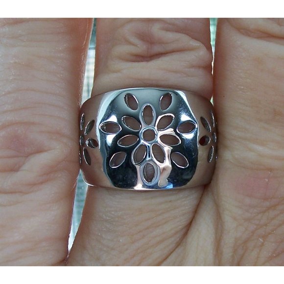 STAINLESS STEEL Open Work Flower Design Dome Ring - Picture 3 of 14